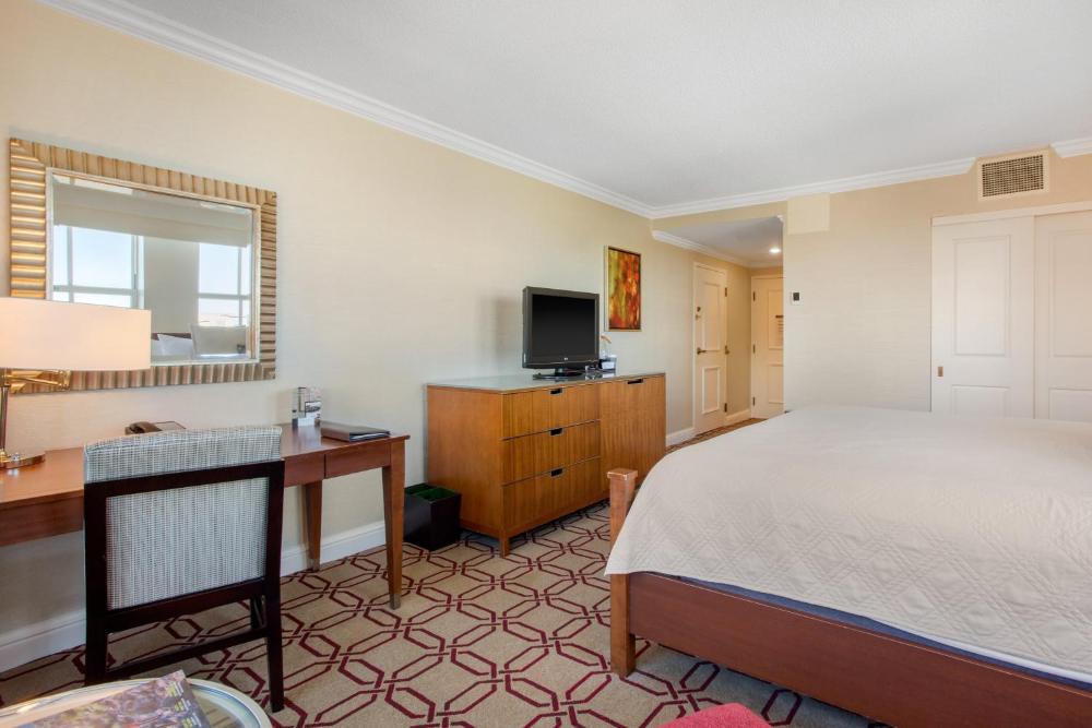 Deluxe Room with King Bed West Tower interior