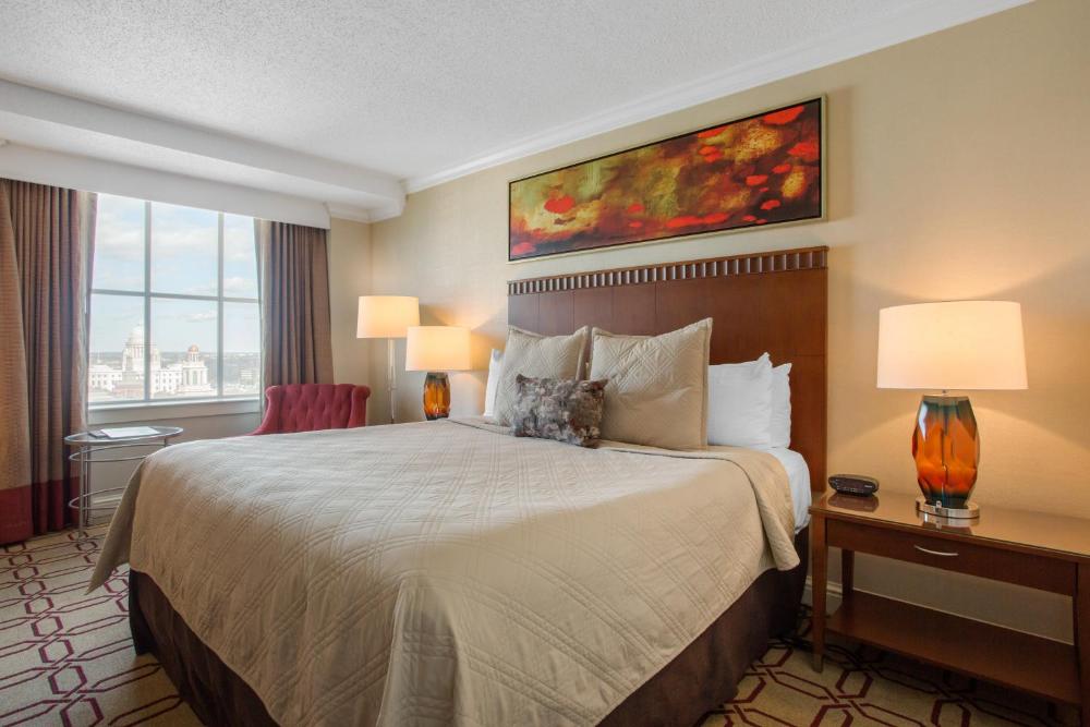 Premier Room – 1 King Bed interior